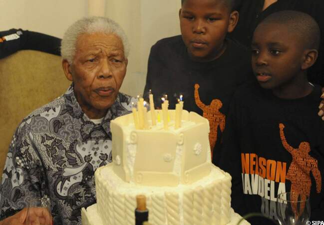 Nelson Mandela souffle les bougies de ses 82 ans en 2010