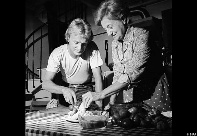Claude François partage un moment culinaire avec sa mère au moulin de Dannemois en 1977