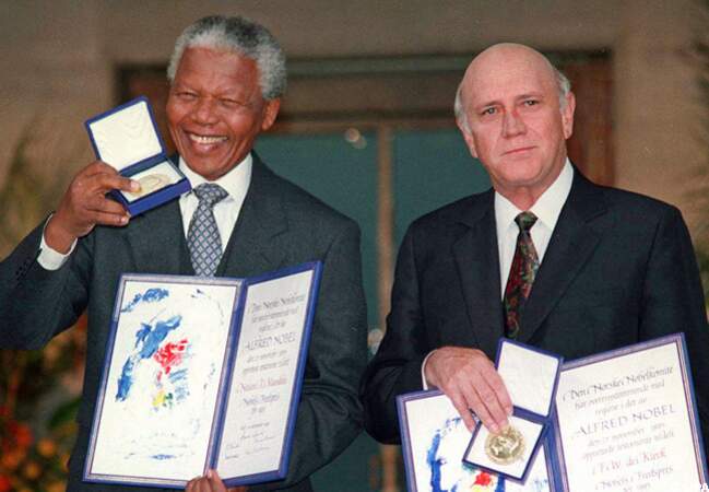 En 1993, Nelson Mandela et Frederik de Clerk reçoivent le prix Nobel de la paix