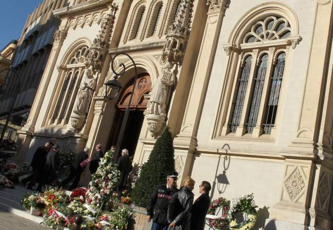 L'église Saint-Charles à Monte-Carlo, dont le parvis est encombré de fleurs