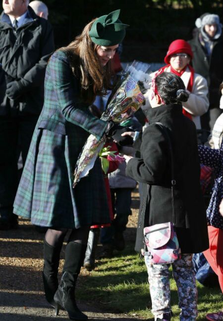 Kate reçoit des fleurs de la part des enfants