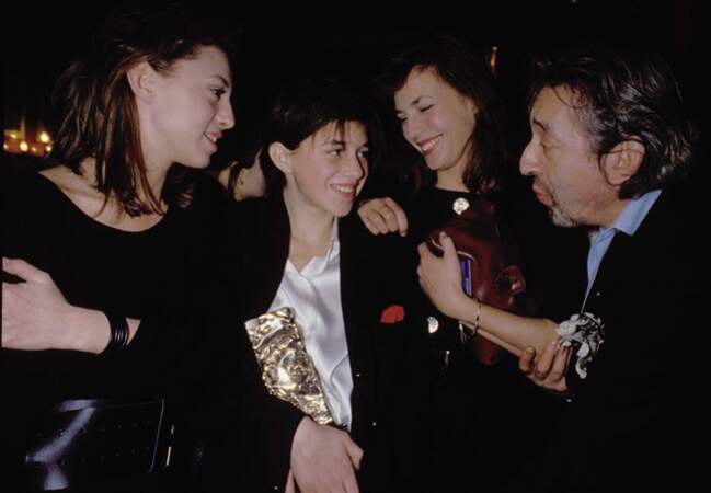 Aux côtés de sa sœur Charlotte lors de la remise de son César en février 1986