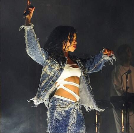 Rihanna porte le slashkini sur scène, à l'aise.