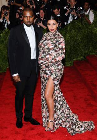 Kim Kardashian et sa robe fleurie et Kanye West