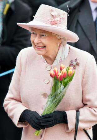 Tulipes en main, Elisabeth II lève le voile sur sa broche du jour: la Saskatchewan