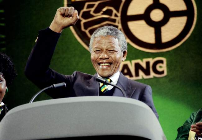 Nelson Mandela acclamé au stade de Wembley en 1990