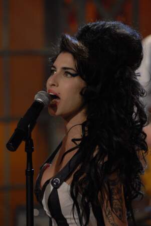 Une coiffure tout en volume dont Amy Winehouse s'inspire librement
