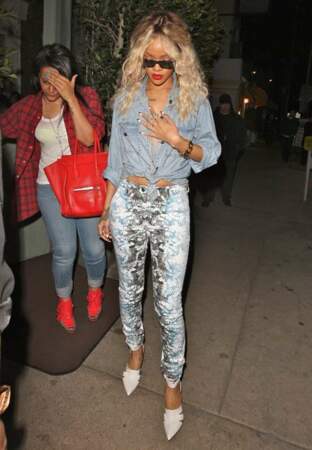 Rihanna avec son pantalon imprimés hawaiiens dégradés porté en look denim