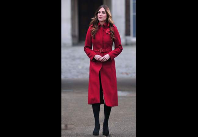 7 novembre 2013 Manteau rouge LK Bennett pour le London Poppy Day