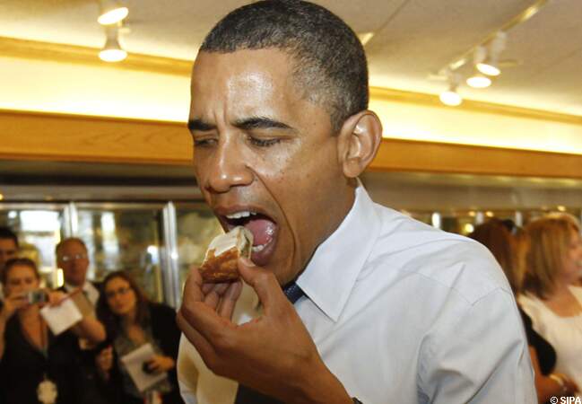 Barack Obama mange un gâteau