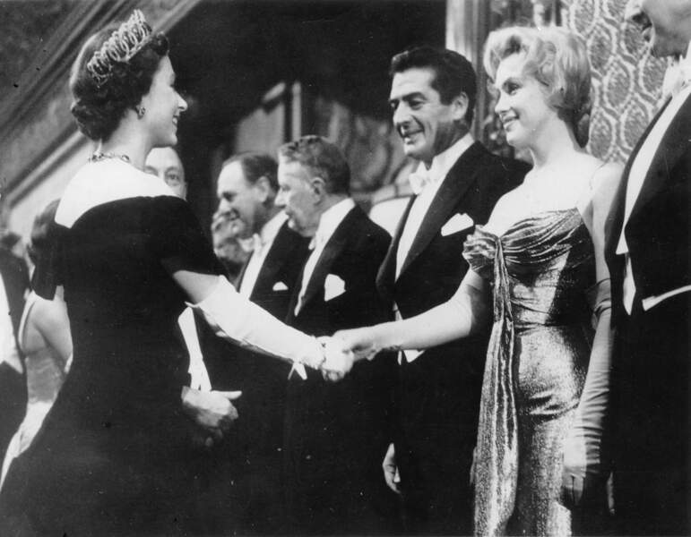 Marilyn Monroe rencontre la jeune reine d'Angleterre en 1956