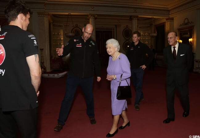 Le prince Harry présente son expédition à la reine Elizabeth 2