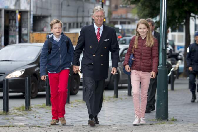Philippe de Belgique est un papa heureux entouré de ses deux aînés