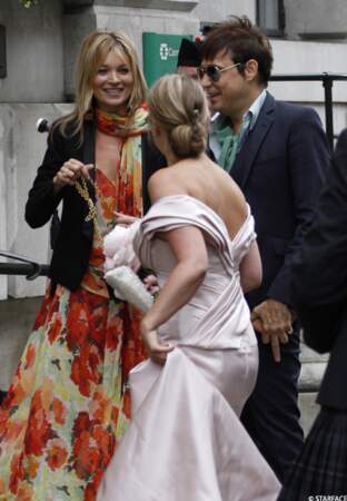 Kate Moss est une femme accessible. Ici au mariage de son assistante personnelle, Fiona Young