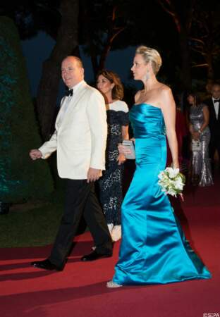 Charlène de Monaco, très en beauté dans une robe bustier turquoise du créateur Patrice Papa, au côté du prince