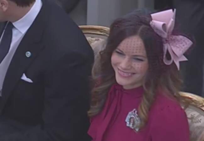 la princesse Sofia, ravissante et parfaitement intégrée, attend le début de la cérémonie