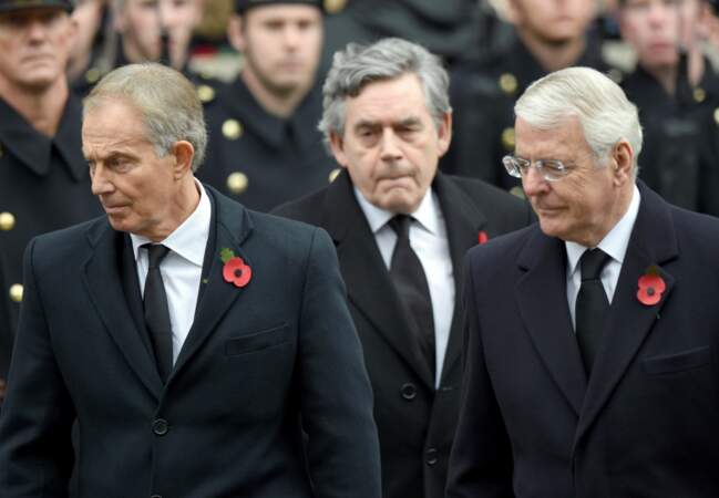Tandis que les anciens premiers ministres Tony Blair, Gordon Brown et John Major suivaient le cortège