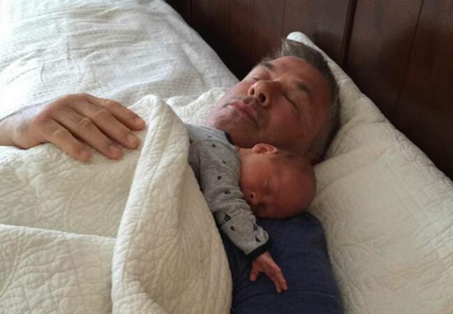 Alec Baldwin 57 ans, s'octroie une sieste avec  son petit Rafael Thomas