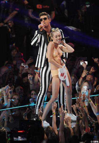Robin Thicke et Miley Cyrus collés serrés