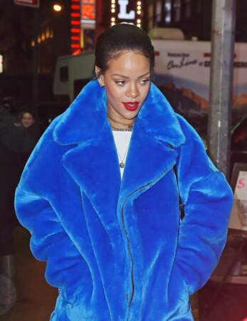 Rihanna mise sur le rouge à lèvres glam' pour accompagner un look ludique mais casual 