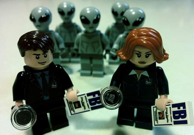 Mulder et Scully entourés des martiens