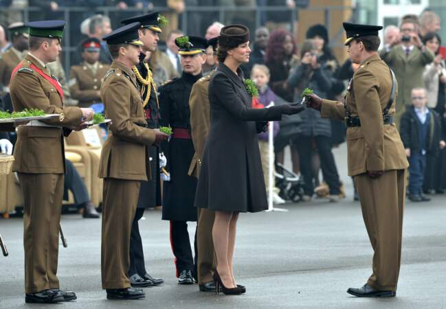 Princesse Kate offre des shamrocks aux Irish Guards