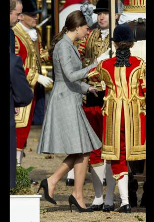 Catherine duchesse de Cambridge se glisse radieuse dans le carrosse royal