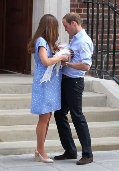 Kate est sortie la première avec le prince dans les bras, avant de le donner à son père