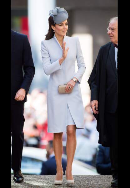 Kate très couture dans son manteau gris perle Alexander McQueen lors de la messe de Pâques