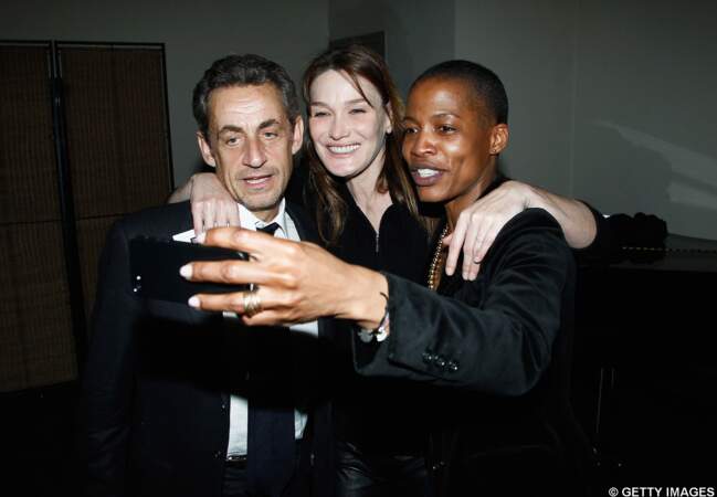Carla Bruni et Nicolas Sarkozy prennent la pose avec une invitée