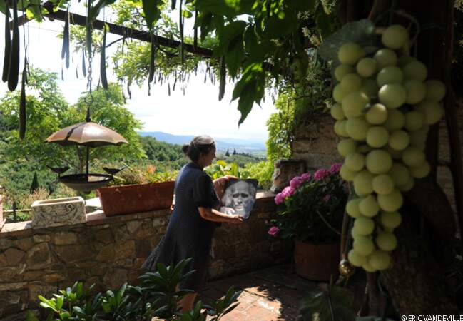 De la  terrasse  ombragée de sa maison, une ancienne ferme à l'architecture typique,  un panorama époustoufflant