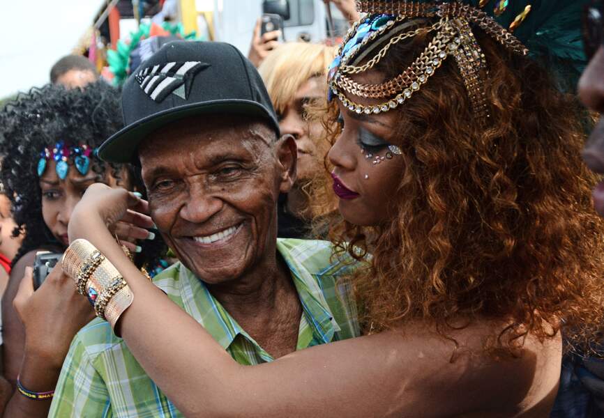 Rihanna avec son grand-mère, très fière de sa petite fille...