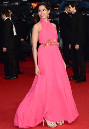 Freida Pinto dans sa sublime robe rose Gucci porte des bijoux Chopard