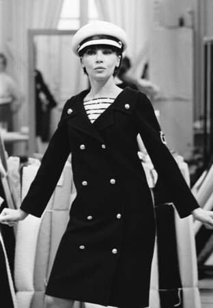 Leslie Caron en total-look marin Yves Saint Laurent 