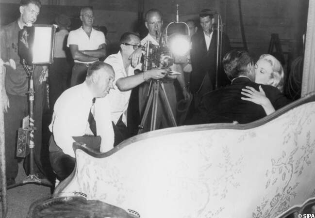 Alfred Hitchcock ne perd pas une miette du baiser entre Grace Kelly et Cary Grant, La main au collet 1954
