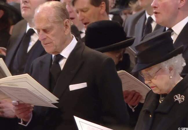 Le prince Philip et Elizabeth II au cours de la messe