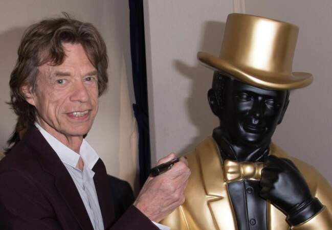 Mick Jagger s'est fait un nouvel ami à la terrasse Johnnie Walker 