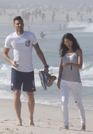 Olivier Giroud et sa femme Jennifer sur une plage carioca