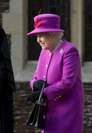La reine Elisabeth 2 tout de rose vêtue