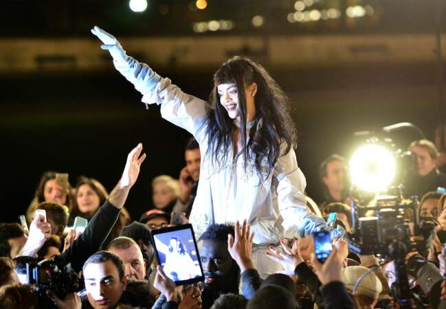 Telle une déesse, Rihanna salue la foule