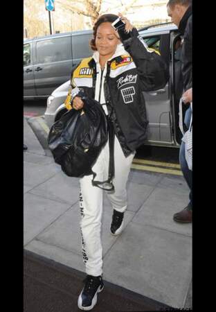 Rihanna sportswear avec ses Air Jordan 12 «Playoff»
