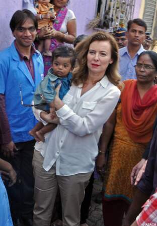 Valérie Trierweiler prend la pose avec un enfant dans les bidonvilles de Bombay