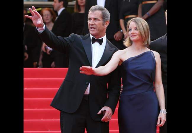 Quand Jodie Foster dans sa robe Giorgio Armani monte les marches aux côtés de son ami de toujours Mel Gibson