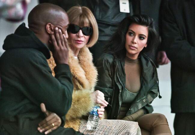 Kanye West en pleine discussion après le show avec Anna Wintour, Kim Kardashian écoute attentivement 