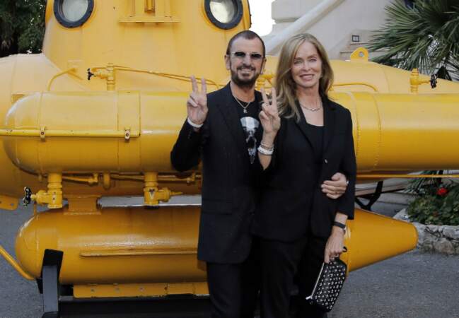 Ringo Starr avec sa femme Barbara Bach devant le sous-marin jaune du Musée Océanographique de Monaco