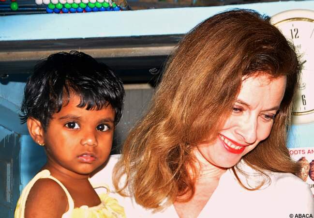 Valérie Trierweiler avec un enfant du bidonville de Bombay