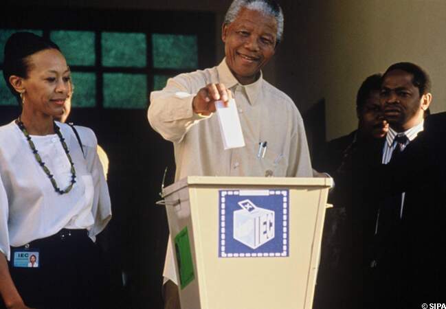 Nelson Mandela vote pour la première élection présidentielle multiraciale organisée en Afrique du Sud, en 1994