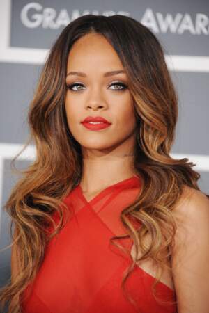 En février 2013, Rihanna passe au châtain, et opte pour de simplissimes mais efficaces ondulations