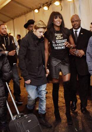 Justin Bieber main dans la main avec Naomi 