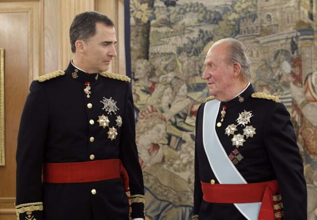 Dernier moment de complicité entre Juan Carlos et son fils. Le père a signé son abdication la veille